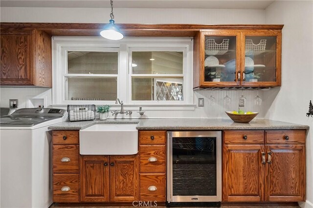 790 Manzanita St, Lakeport, CA 95453 - bar area with beverage cooler, decorative light fixtures, and independent washer and dryer