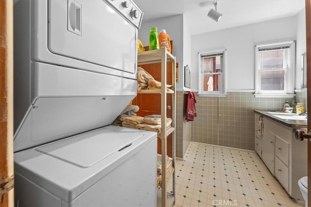 115 Lagunita Ln, Big Bear Lake, CA 92315 - laundry room featuring estacked washer and dryer, tile walls, wainscoting, and light floors