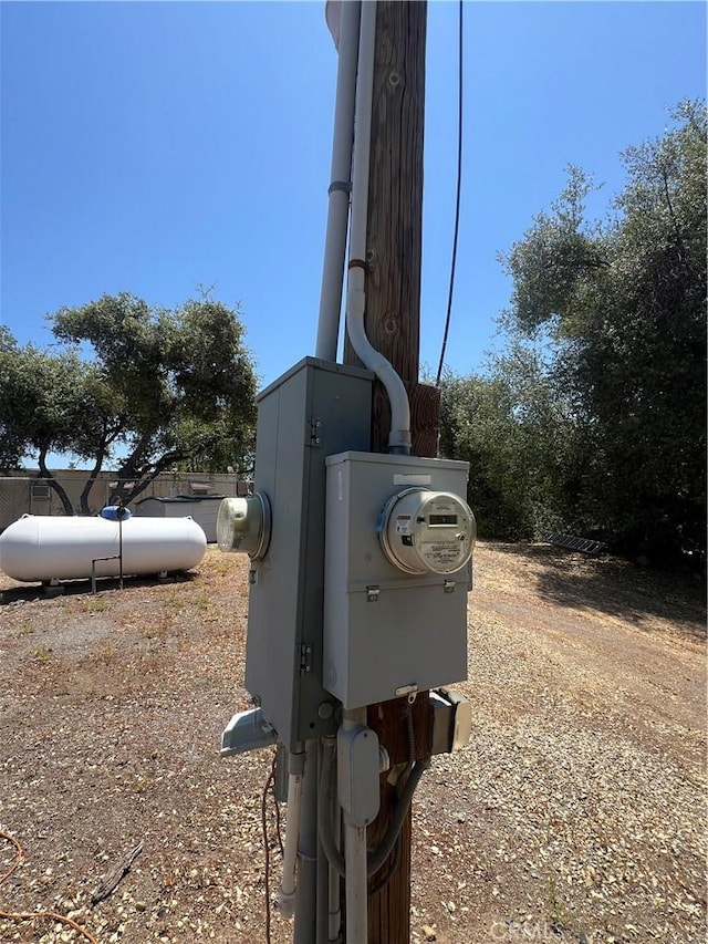 38150 Sumac Ln, Squaw Valley, CA 93675 - exterior view of heating fuel tank and electric meter