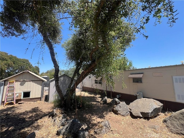 38150 Sumac Ln, Squaw Valley, CA 93675 - view of side of home featuring a storage shed