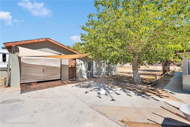 10000 8th Ave, Hesperia, CA 92345 - view of front facade featuring a storage unit and stucco siding