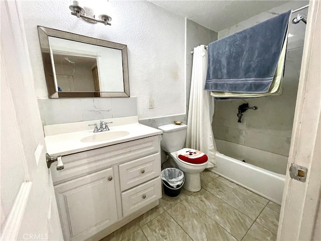 1325 Norton Ave, Dos Palos, CA 93620 - full bathroom with vanity, shower / bath combo, a textured ceiling, and a textured wall
