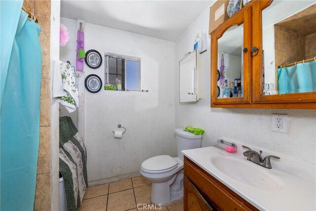795 E 42nd Pl, Los Angeles, CA 90011 - full bath with vanity, tile patterned floors, and curtained shower