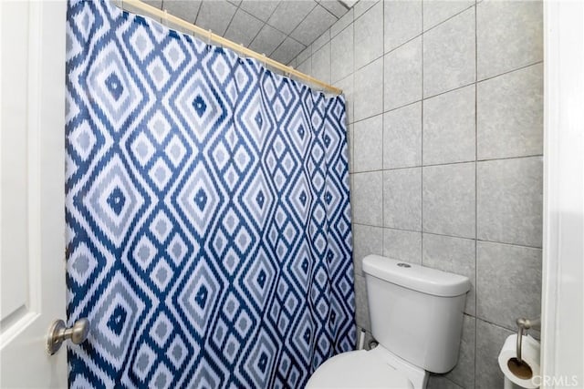 795 E 42nd Pl, Los Angeles, CA 90011 - bathroom featuring tile walls and curtained shower