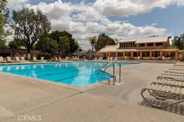 12 Ninos, Irvine, CA 92620 - community pool with a patio