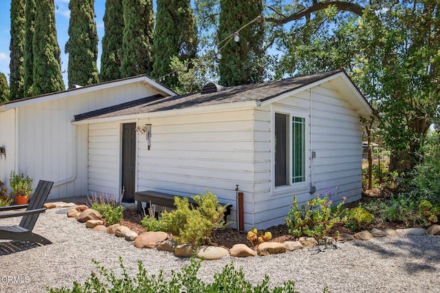 995 S La Luna Ave, Ojai, CA 93023 - view of home's exterior featuring roof with shingles