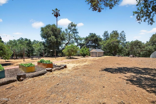 995 S La Luna Ave, Ojai, CA 93023 - view of yard featuring a garage