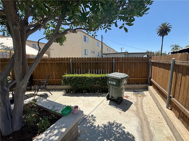6233 Haviland Ave, Whittier, CA 90601 - fenced backyard with a patio area