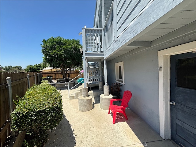 6233 Haviland Ave, Whittier, CA 90601 - fenced backyard with a patio area