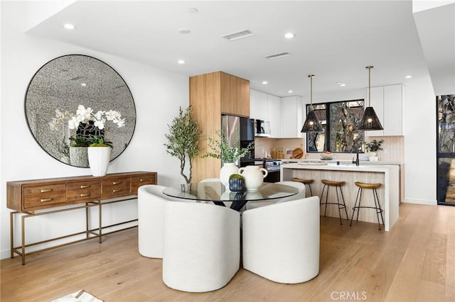 9551/2 Everett St, Los Angeles, CA 90026 - dining area with light wood-style flooring and recessed lighting
