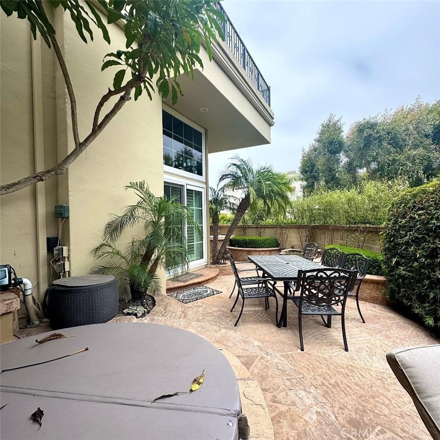 19292 Sawgrass Ln, Huntington Beach, CA 92648 - view of patio / terrace with outdoor dining space