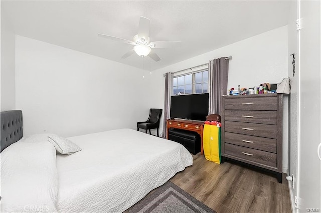 13750 Hubbard St Unit 77, Sylmar, CA 91342 - bedroom with wood finished floors and a ceiling fan