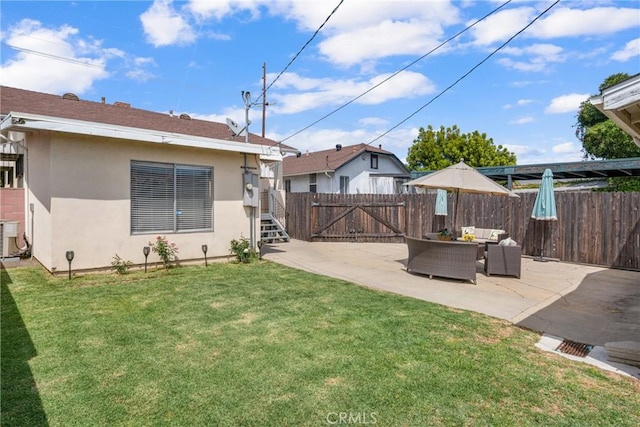 1269 W 1st St, San Pedro, CA 90732 - view of yard featuring a patio area, a gate, and outdoor lounge area
