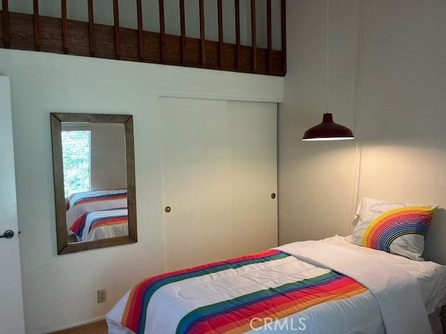 27821 Peninsula Dr, Lake Arrowhead, CA 92352 - bedroom featuring a towering ceiling