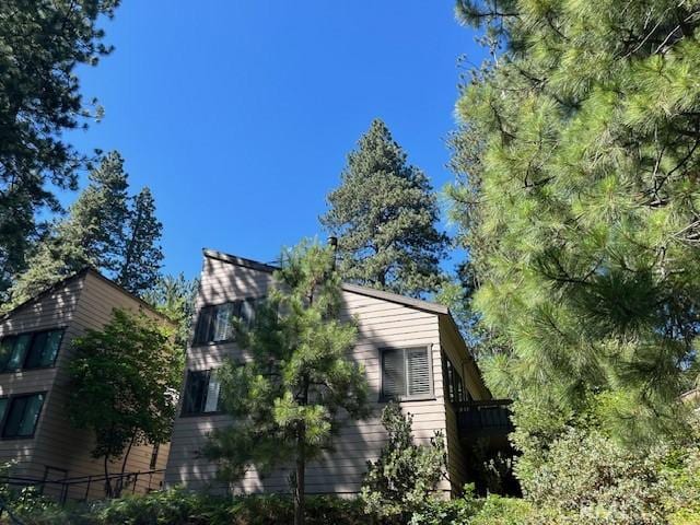 27821 Peninsula Dr, Lake Arrowhead, CA 92352 - view of side of home