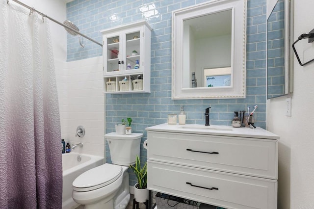 888 Arvita Ct, Oceanside, CA 92057 - bathroom with tile walls, vanity, shower / bathtub combination with curtain, and backsplash
