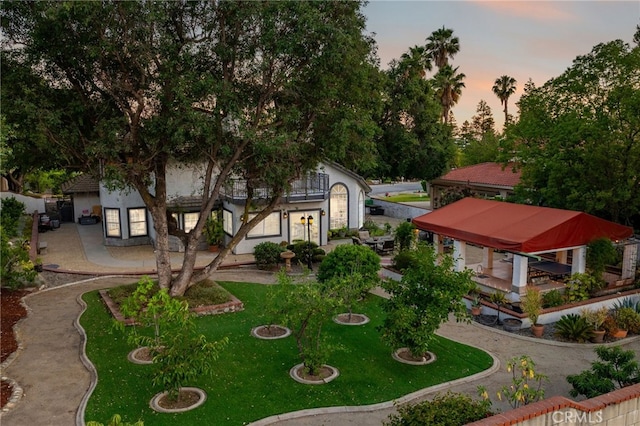 981 Deep Springs Dr, Claremont, CA 91711 - view of grassy yard with a balcony