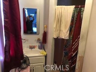 9611 Mallison Ave, South Gate, CA 90280 - full bath with vanity