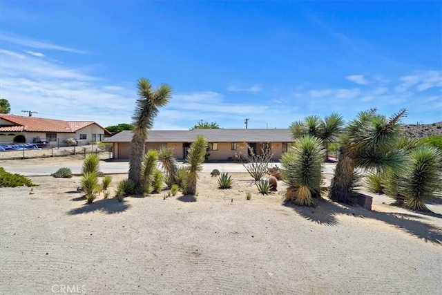 7575 Whitney Ave, Yucca Valley, CA 92284 - view of front facade featuring concrete driveway and an attached garage