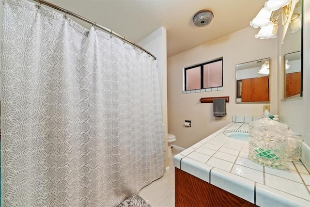 7575 Whitney Ave, Yucca Valley, CA 92284 - full bath featuring vanity, tile patterned flooring, and curtained shower