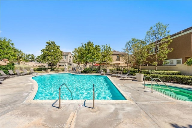 18 Rue Brittany, Lake Forest, CA 92610 - community pool with a patio