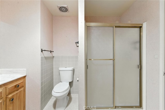 1181 Sandlewood Dr, Hemet, CA 92543 - full bathroom featuring a shower stall, vanity, and tile walls