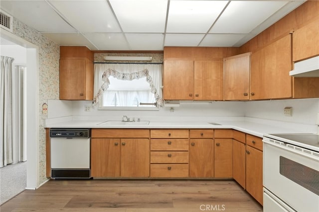1181 Sandlewood Dr, Hemet, CA 92543 - kitchen featuring white appliances, a drop ceiling, light countertops, light wood finished floors, and wallpapered walls