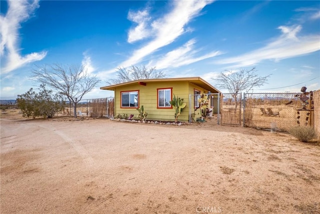 2654 Olympic Rd, Joshua Tree, CA 92252 - view of front facade with a gate