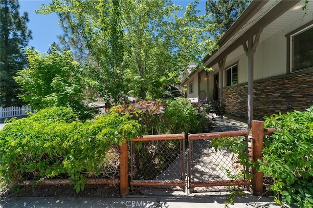 310 Teakwood Dr, Big Bear Lake, CA 92315 - view of yard with a gate