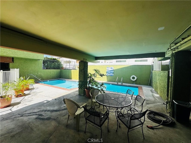 6155 Reseda Unit 4, Tarzana, CA 91335 - community pool with a patio