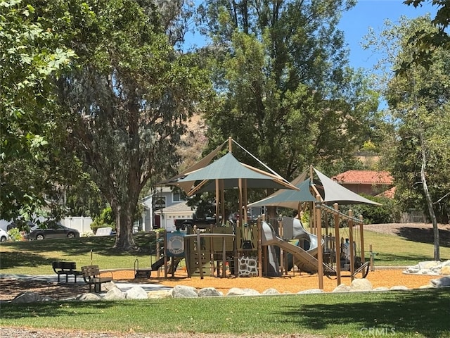 2039 Channelford Rd, Westlake Village, CA 91361 - community play area featuring a lawn
