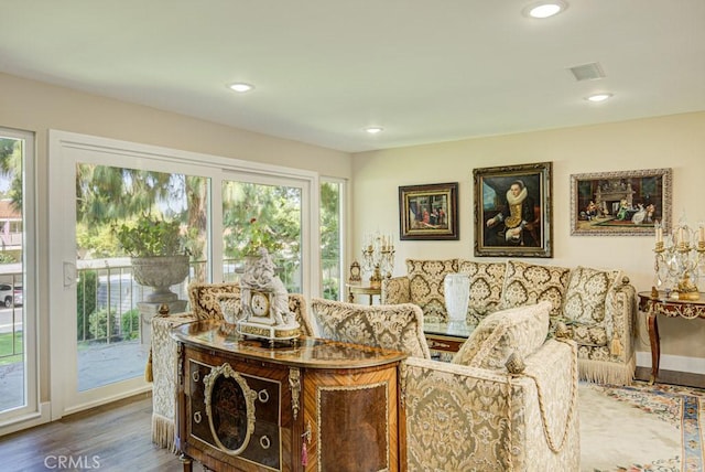 271 Avenida Sevilla Unit P, Laguna Woods, CA 92637 - living room with wood finished floors and recessed lighting