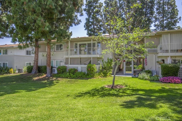 271 Avenida Sevilla Unit P, Laguna Woods, CA 92637 - rear view of house featuring a yard and stucco siding