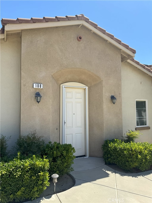 896 Poppyseed Way, Hemet, CA 92545 - entrance to property with stucco siding and a tile roof