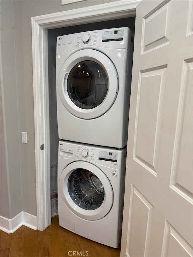 896 Poppyseed Way, Hemet, CA 92545 - laundry area featuring stacked washer / drying machine and wood finished floors