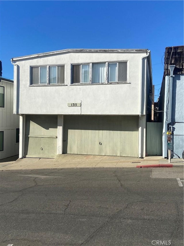 135 28th St, Hermosa Beach, CA 90254 - view of front facade with stucco siding