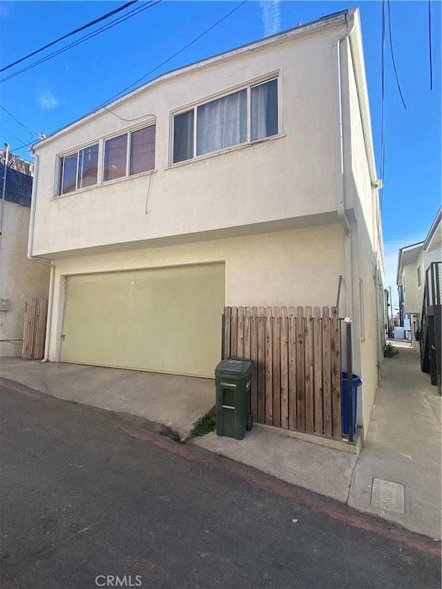 135 28th St, Hermosa Beach, CA 90254 - view of front facade with stucco siding