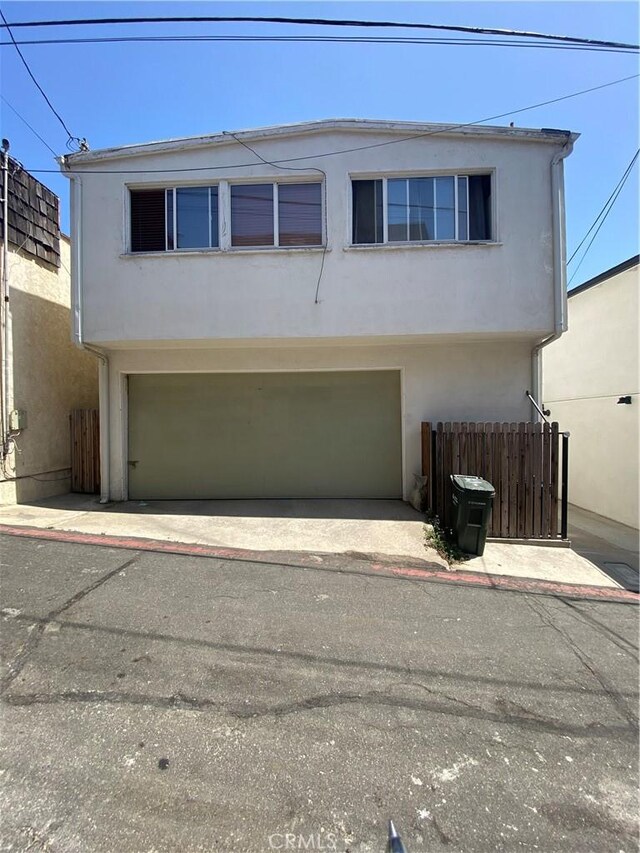 135 28th St, Hermosa Beach, CA 90254 - view of front of property with stucco siding and a garage