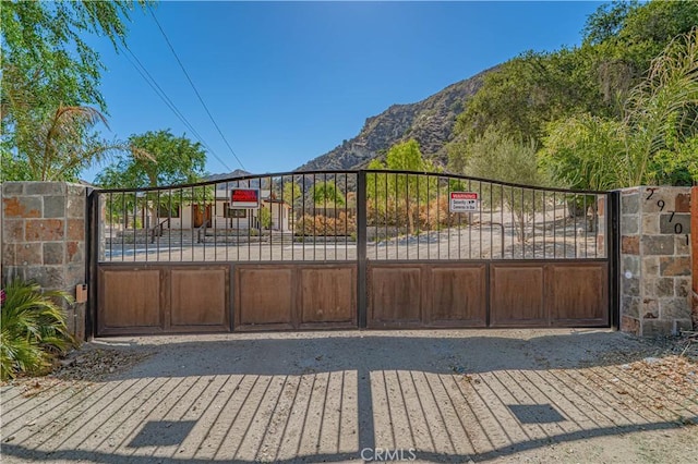 29701 Jackson St, Castaic, CA 91384 - gate featuring a mountain view