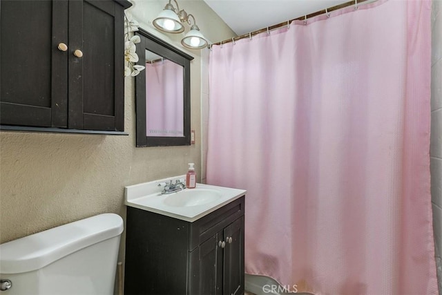 5228 N G St, San Bernardino, CA 92407 - full bathroom with vanity, a textured wall, and a shower with curtain