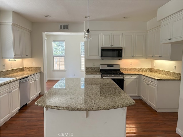 39877 Worthington Pl, Temecula, CA 92591 - kitchen with appliances with stainless steel finishes, a center island, dark wood-type flooring, white cabinetry, and recessed lighting