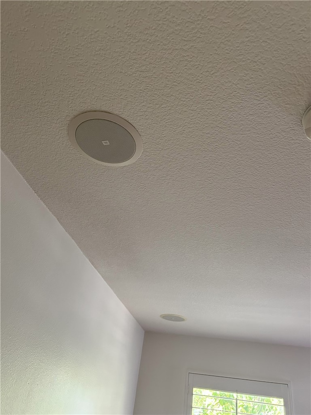 39877 Worthington Pl, Temecula, CA 92591 - detailed view of a textured ceiling