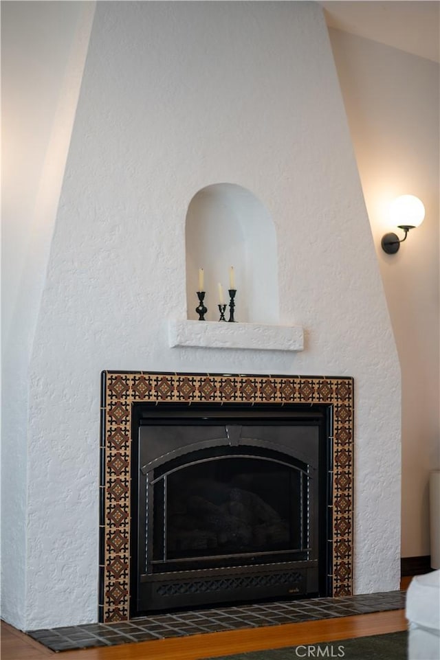 5022 E Broadway, Long Beach, CA 90803 - detailed view of a tiled fireplace and a textured wall