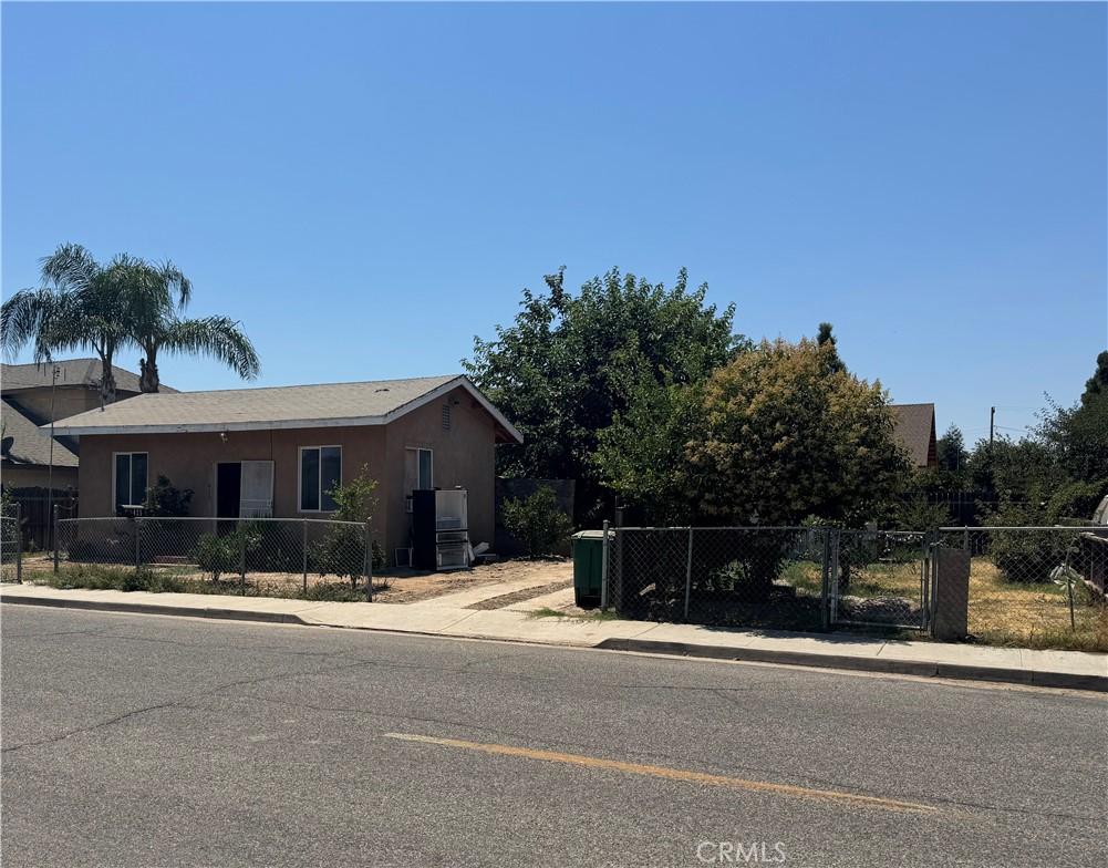 425 S Rose, Farmersville, CA 93223 - view of front facade featuring stucco siding and a gate