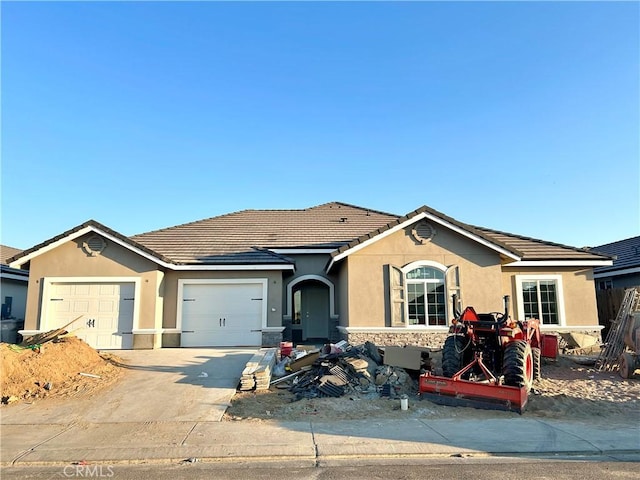 210 Kelly Ct, Atwater, CA 95301 - single story home featuring stucco siding, a garage, a tiled roof, and concrete driveway