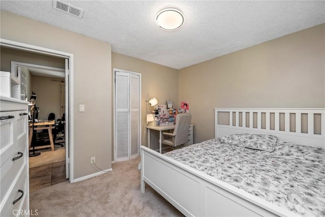 1524 Casarin Ave, Simi Valley, CA 93065 - bedroom with a desk, a closet, light carpet, and a textured ceiling