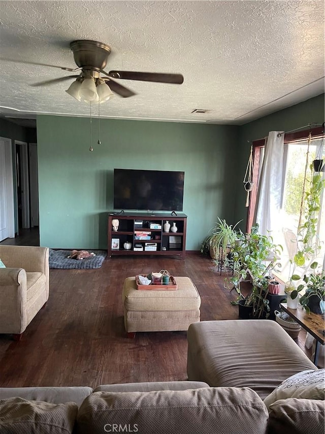 537 Drakeley Ave, Atwater, CA 95301 - living area featuring wood finished floors, ceiling fan, and a textured ceiling