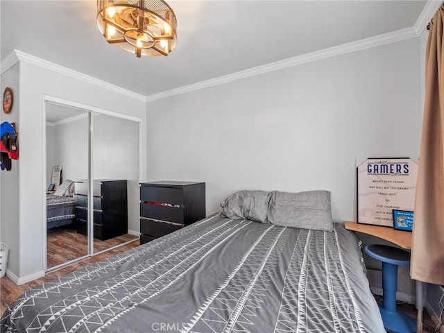27239 Peach Tree Ln, Helendale, CA 92342 - bedroom featuring crown molding, wood finished floors, a chandelier, and a closet