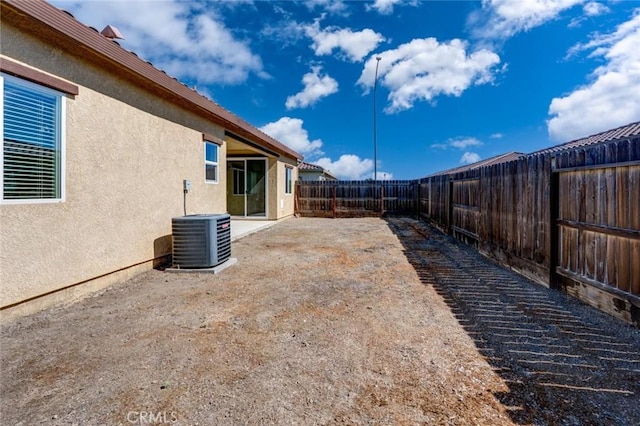 860 Fritz Dr, Los Banos, CA 93635 - fenced backyard with a patio area