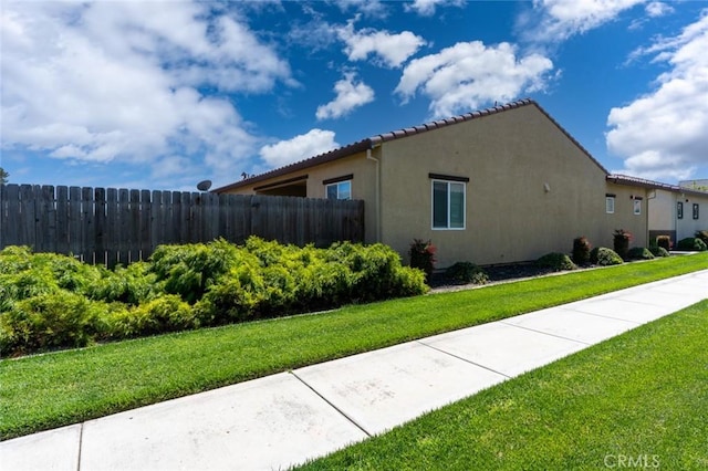 860 Fritz Dr, Los Banos, CA 93635 - view of side of home featuring stucco siding and a tiled roof